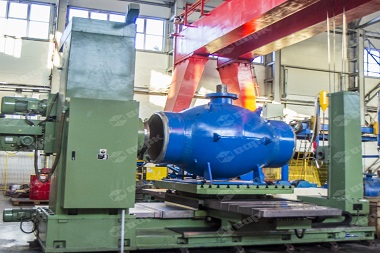 Forged steel gate valve manufacturer manufactures big blue painted gate value in a workshop